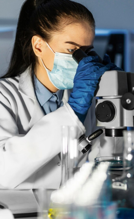 Investigadora usando un microscopio en el laboratorio